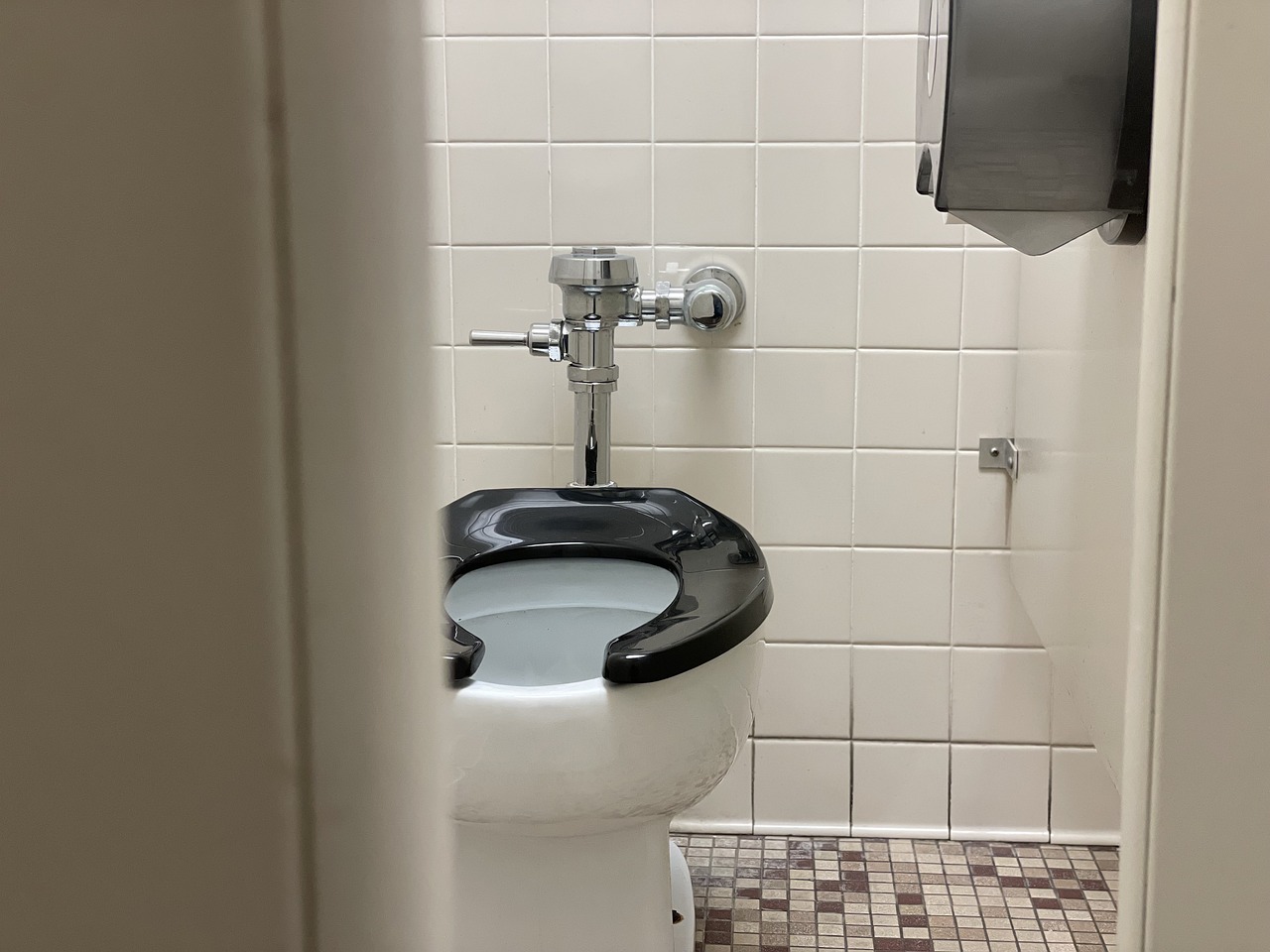 Nieodłączny element każdej toalety publicznej - co powinny zawierać?