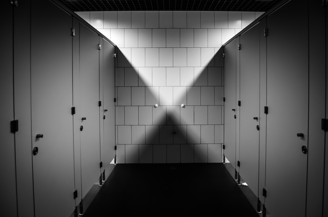 Kabiny w toaletach publicznych - jakie są ich rodzaje i dlaczego warto zainwestować w nowoczesne rozwiązania